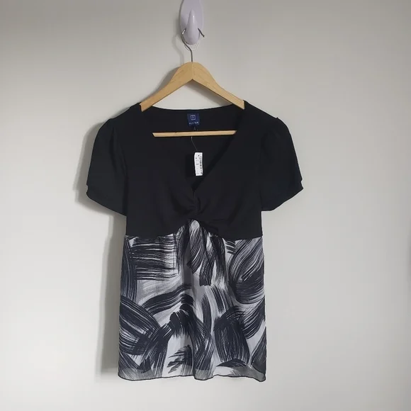 ⭐3/$25⭐ NWT Reitmans Women's Abstract Blouse Size LP - Picture 3 of 15